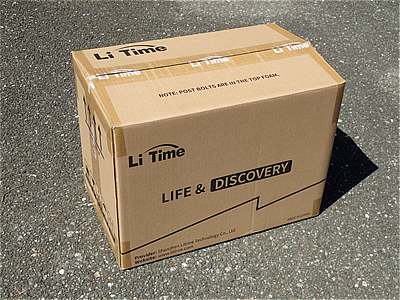 LiTimeのバッテリーは専用の箱に入って届く