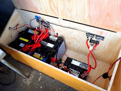 太陽光発電用バッテリーのプラス端子を配線