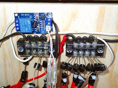 収納ボックスの左側にはフォトレジスタリレーと端子台