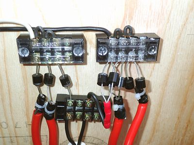 収納ボックスの右側にはポータブル電源接続用の端子台