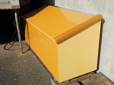 コーナークッションをフタに張り付ける