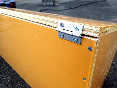 バッテリー収納ボックスのフタ部分