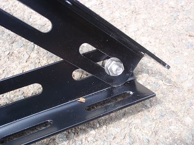 L字アングルの接続部分は斜めになるので、端をグラインダーで削って丸くする