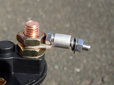 スイッチに細いケーブルを接続